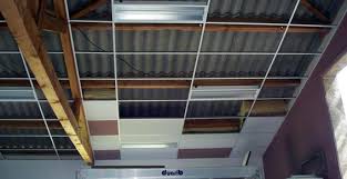 Les dalles isolantes se fixent sur l'armature métallique, fixée aux murs et suspendue au plafond original. Faux Plafond Suspendu En Dalles Isolantes