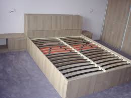 Ъглови единични легла и обзавеждане на спалня на топ цени. Spalnya S Rakla I Garderob S Plzgashi Vrati Lagi