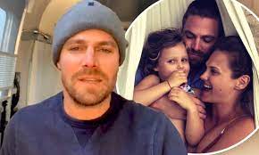 Arrow star stephen amell responded to reports that he was 'forcibly removed' from a flight after a shouting match with his wife, cassandra jean. Arrow S Stephen Amell Reveals Why He Chose To Leave After Season 8 Daily Mail Online