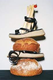 Zara ayakkabı reklamıyla tepki çekti! Ayakkabıdaki ekmek sosyal medyayı  ayağa kaldırdı! - odakhaber.com