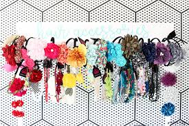 Make your own diy baby headband holder that can hold dozens of baby bows! Diy Headband Organizer Sugar Bee Crafts