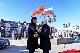 Видео) Премиерот Ковачевски го пречека премиерот Петков на првата  официјална посета на нашата земја