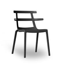 Apart leur design accrocheur, les chaises en plastique ont aussi un côté pratique à ne pas négliger : Chaises Resol