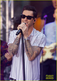 adam levine performs maps with maroon