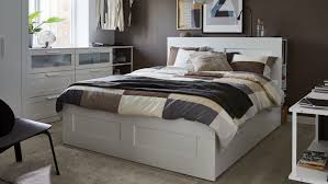 Luxuriöses schlafzimmer in einem schönen grauton bietet atemberaubendes dekor von michael schlafzimmer in dunklen farbtönen mit ein paar luxuriösen bänken am fußende des bettes von. Schlafzimmer In Braun Gestalten Ikea Deutschland