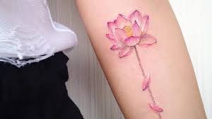 Esta flor nunca revela o seu interior, porque está quase sempre totalmente fechada. 65 Tatuagens De Flor De Lotus As Melhores Fotos