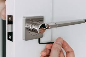 locksmith install the door lock