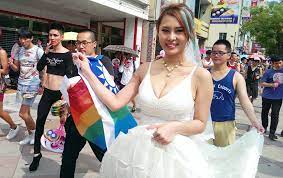 馬友蓉披白紗爆乳遊街承諾不婚挺同志爭人權| Anue鉅亨- 時事