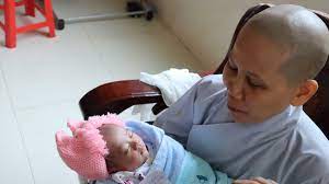 Bé sơ sinh mới 1 tuần tuổi bị bỏ lại trong chùa ở Bình Phước