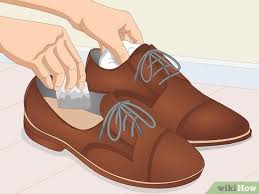 remove odor from leather shoes