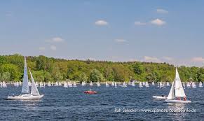 Known for its lido which is one of europe's largest outdoor swimming areas on view over lake wannsee © visitberlin, foto: Mit Dem Schiff Von Der Altstadt Spandau Nach Wannsee Online Reisefuhrer Fur Spandau