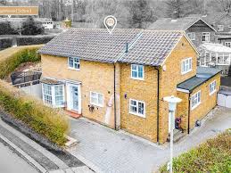4 bed detached house in