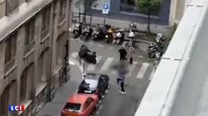 L'auteur présumé a été arrêté au bout de deux semaines et la police a déclaré que l'attaque était d'origine islamiste [1 attaque. Video Attaque Au Couteau A Paris De 20h48 A 20h57 La Reconstitution Du Parcours Mortel De Khamzat Azimov Lci