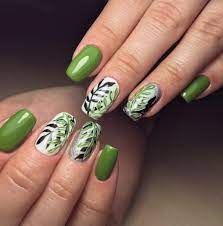 Зеленый маникюр с блестками: дизайн длинных и коротких ногтей зеленого и  темно-зеленого цвета