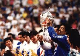 The Star - Rashid Sidek holding on to the 1992 Thomas Cup which Malaysia won after defeating Indonesia 3-2 in the final at Stadium Negara, Kuala Lumpur. #StarThrowback (May 16, 1992). Pix by Edmund Lek. | Facebook