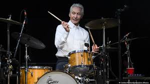 Flanked by eyden and stevens and assisted by a brass section, pianist, two double bassists and two vibraphonists, watts finally made it. Charlie Watts Rolling Stones Drummer Wird 80 Musik Dw 02 06 2021