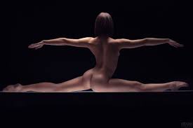 Nude ballerina on light table II - Fotograf in Aschaffenburg | Frank  Unkelbach Fotografie