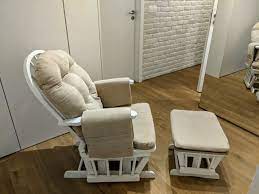 Kласически комфортен модел люлеещ стол от бук с тапицирани подлакътници, изработва се в тапицерия от еко кожа в цвят по избор. Iztekli Obyavi Lyuleesh Stol S Taburetka Za Krmene Gr Sofiya Izgrev Olx Bg