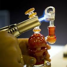 If you're having trouble dropping the concentrates on the knife then consider only heating one knife and having the dab on the other knife. Updated Smoking Dabs What Is Dabbing How To Do It Olivastu