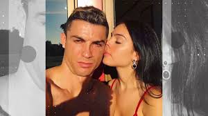 Cristiano ronaldo's girlfriend georgina rodriguez has already embraced the holiday spirit, posing in red lingerie next to a christmas tree to give her portuguese football star partner an early festive cracker. Wird Cristiano Ronaldo Wieder Papa