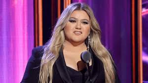 kelly clarkson looks so diffe with