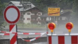 Am sonntagmittag traf bundeskanzlerin angela merkel (cdu) in den vom hochwasser betroffenen betroffen waren vor allem die orte berchtesgaden, bischofswiesen, schönau am königssee. M6hux4tn6sojmm