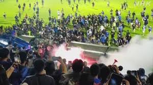 インドネシア サッカー場 試合後に暴動で125人死亡 | NHK | サッカー