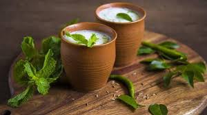 इम्यूनिटी बढ़ाने से लेकर कब्ज में राहत तक, गर्मियों में छाछ पीने के 6 फायदे  - 6 amazing benefits to drinks chhach or lassi in summer season tlif -  AajTak