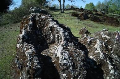 Afloramiento basáltico del geositio Sillón del Diablo, generada por IA