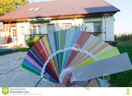 Die wohnraumgestaltung mit farbe hat eine besondere auswirkung auf unsere psyche. Wahlen Einer Neuen Farbe Der Fassade Stockfoto Bild Von Farbton Dekorateur 78699940