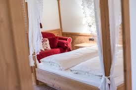 Cassettiere per camera da letto con unghiatura colorata montana. Suite Tranquille E Camere A Brunico Con Vista Panoramica