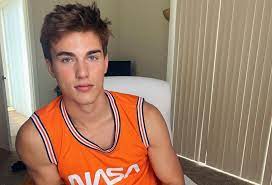 Zach Cox (Model) Wiki, Biography, Age, Girlfriend ,Family, Facts and More