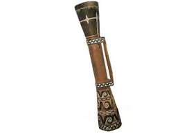 Atowo dimainkan menggunakan 2 tangan, tangan yang satu untuk memegang badan atowo dan yang satunya untuk menabuh untuk menciptakan irama. Alat Musik Tradisional Papua Barat Greatnesia
