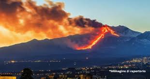 Etna, eruzione da una nuova bocca sul versante est. Chiuso l'aeroporto di  Catania per le ceneri. Le immagini