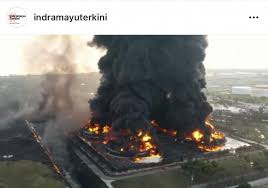 Kebakaran kilang minyak pt pertamina ru vi balongan di kabupaten indramayu, jabar menyebabkan 10 gardu pln terdampak. Zqscahbazeiulm