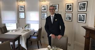 Accueil du client au restaurant. Bruno Sonnery Un Chef De Rang Chef D Orchestre Du Bonheur Des Clients