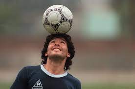Diego maradona was widely regarded as the best footballer in the world in the 1980s and his crowning achievement was his world cup win with argentina in 1986. Zum Tod Von Diego Maradona Bilder Seiner Karriere Sport Sz De