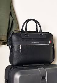 The best laptop bags will help you ensure you keep your computer safe, but they don't stop there. Buy Tommy Hilfiger Black 15 Quot Downtown Laptop Bag For Women In Dubai Abu Dhabi Am0am05792bds