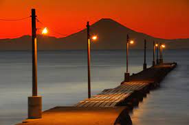 原岡桟橋」房総半島のレトロな桟橋と夕焼けに浮かぶ富士山のシルエット | ピクスポット | (絶景・風景写真・撮影スポット・撮影ガイド・カメラの使い方)