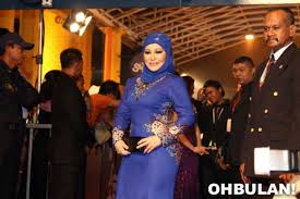 See what the stars are wearing the moment they hit the red carpet. Red Carpet Abpbh 198