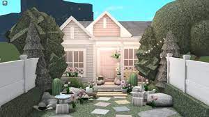 build a cute bloxburg house by