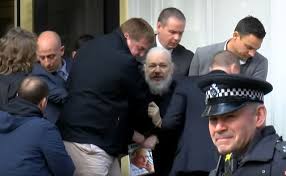 Vermutlich wurde julian assange während seines aufenthalts in der botschaft von ecuador in assange sei während seines exils in der botschaft ecuadors opfer einer massiven ausspähung. Britische Polizei Verhaftet Julian Assange In Der Ecuadorianischen Botschaft World Socialist Web Site