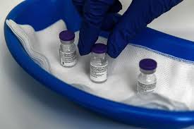 Τσίπρας χαρακτήρισε το εμβόλιο «όπλο που μας προσφέρει η επιστήμη για να αντιμετωπίσουμε την πανδημία», σημειώνοντας πως «μακάρι να υπήρχε η δυνατότητα, γρήγορα να εμβολιαστεί το μεγαλύτερο κομμάτι του πληθυσμού και ιδιαίτερα οι ευπαθείς ομάδες». Ivpwxab91loeum