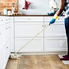 mopping floors with vinegar