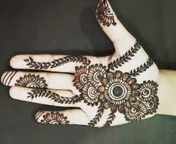 Here is again one of the easiest and simple mehndi design one can ever get the flower can be hard to draw, but this question mark design is very much easy for everyone. Easy Mehndi Design Simple Mehndi Designs For Begineers