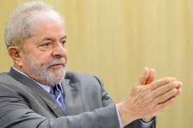 Resultado de imagem para Lula olha da cadeia