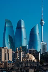 It lies on the western shore of the caspian sea on the southern side of the abseron peninsula, around the wide curving sweep of the bay of baku. Baku Flame Towers Hok