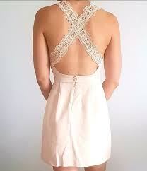 Découvrez cette jolie robe chic pour femme et offrez vous un look moderne et stylé!! Robe Courte Sezane Ombeline Rose Nude Dos Nu Dentelles Vinted