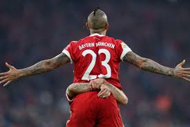 Arturo vidal präsentiert sich in dieser saison nicht in topform. Bayern Munich Teammates Bid Heartfelt Adieu To Arturo Vidal Bavarian Football Works