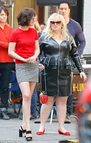 Check out the new high quality stills of dakota johnson goes behind the scenes of 'how to be single' movie. Rebel Wilson And Dakota Johnson Pictured On How To Be Single Set Daily Mail Online